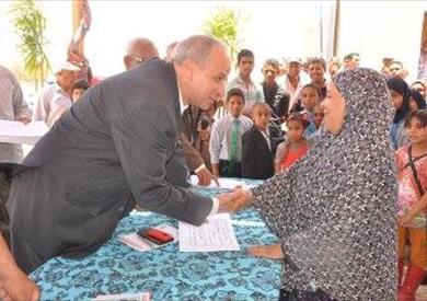 عشماوى يسلم عقود المنازل للمستفيدين بمركز بلاط بالوادى الجديد